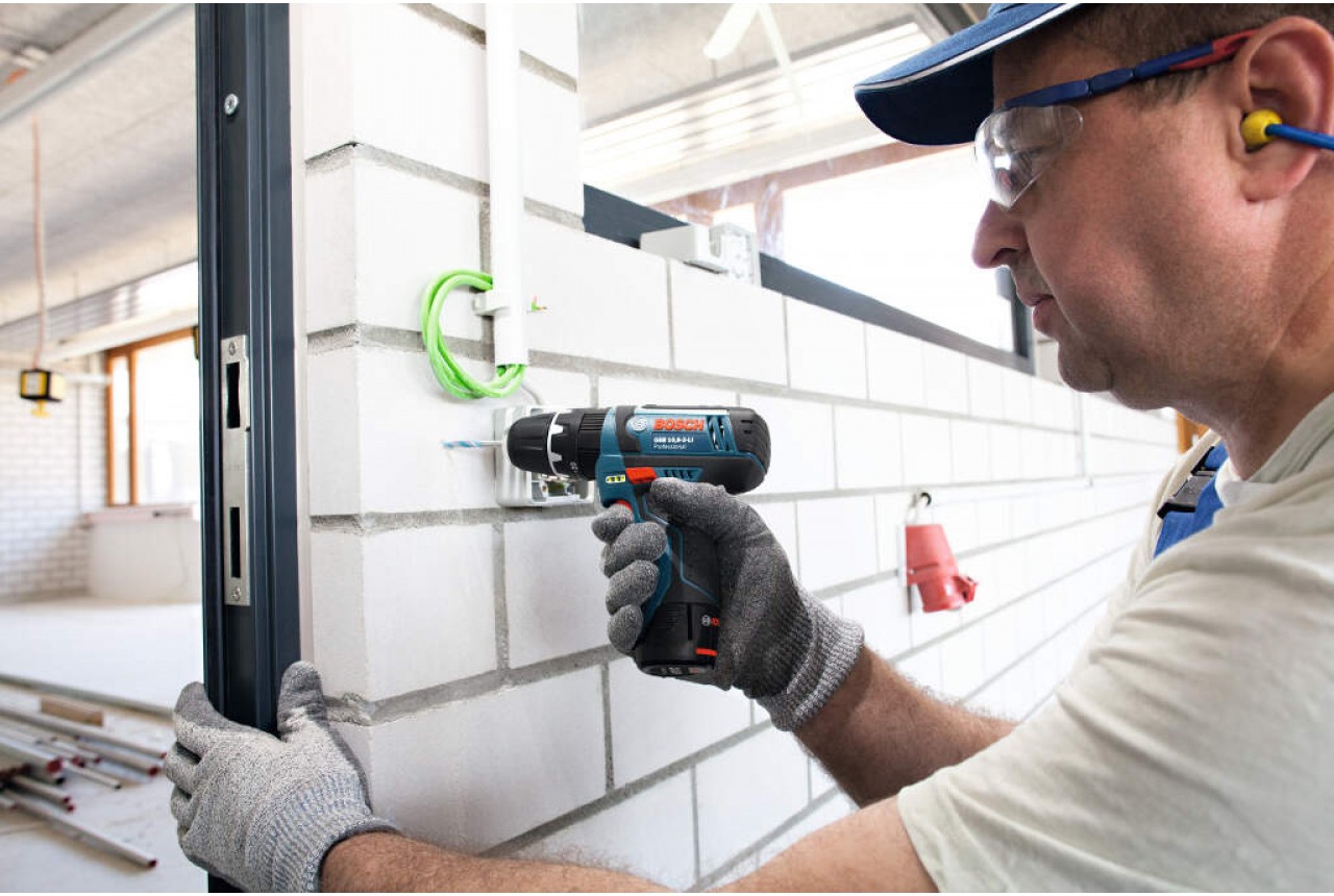 Bosch GSB 12V-15 akumulatorska bušilica-odvrtač sa 2x2,0 Ah Li-Ion baterije u koferu