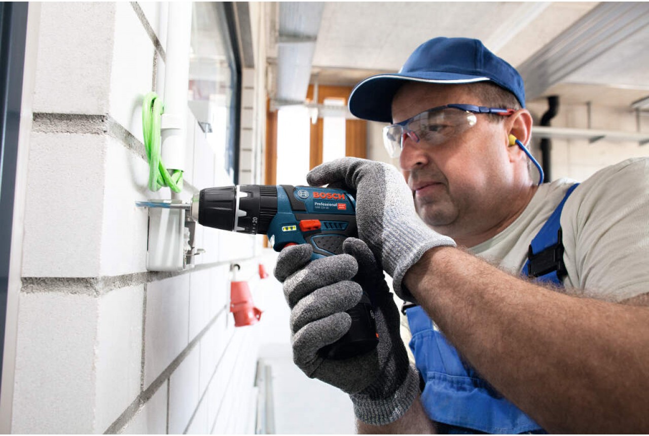 Bosch GSB 12V-15 akumulatorska bušilica-odvrtač sa 2x2,0 Ah Li-Ion baterije u koferu